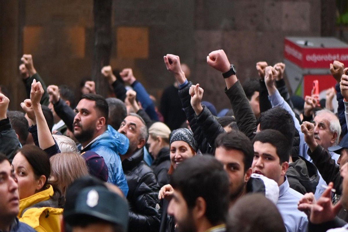В Ереване противники Пашиняна вновь перекрыли улицы
-ВИДЕО 