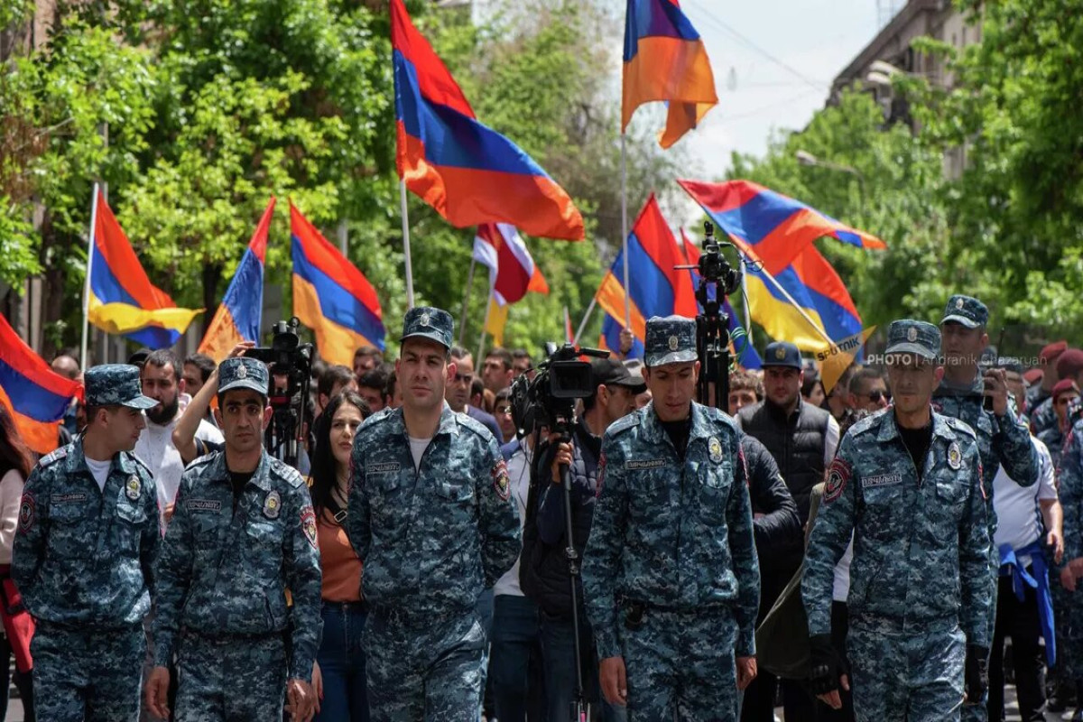 В столице Армении продолжаются задержания участников акции протеста