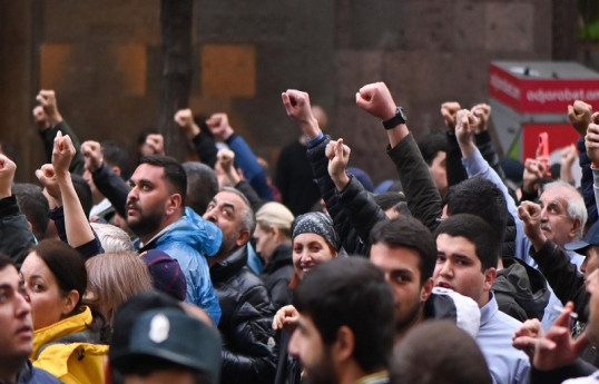 В Ереване противники Пашиняна вновь перекрыли улицы
-ВИДЕО 