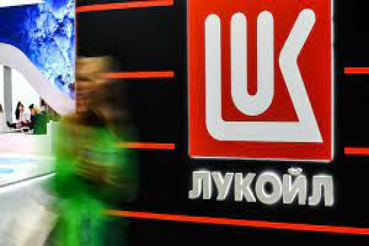 Forbes: «Лукойл» может купить заправки Shell в России