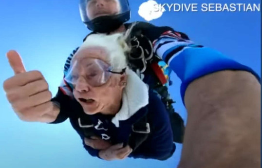 100-летняя американка прыгнула с парашютом в честь своего юбилея