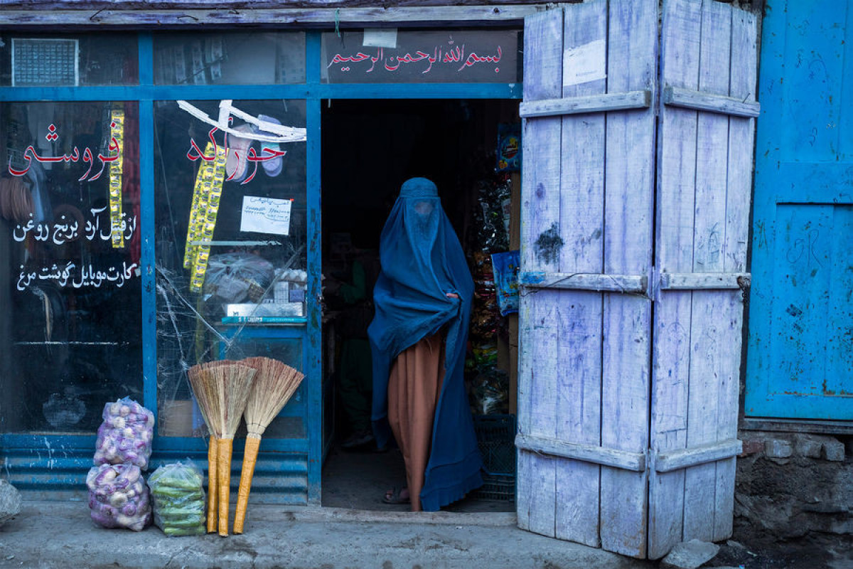 Талибы  вновь запретили афганским женщинам выходить на улицу с непокрытым лицом