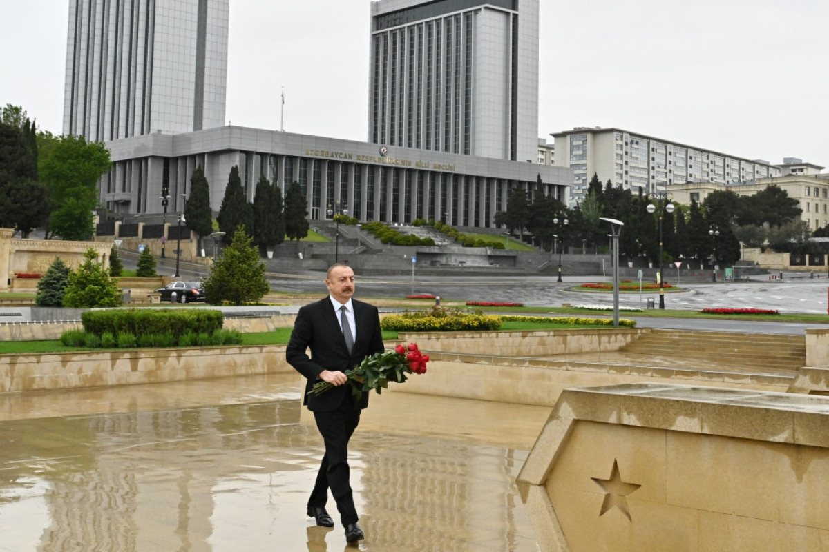 Ильхам Алиев почтил память азербайджанцев, отдавших жизнь за победу над фашизмом-ФОТО 