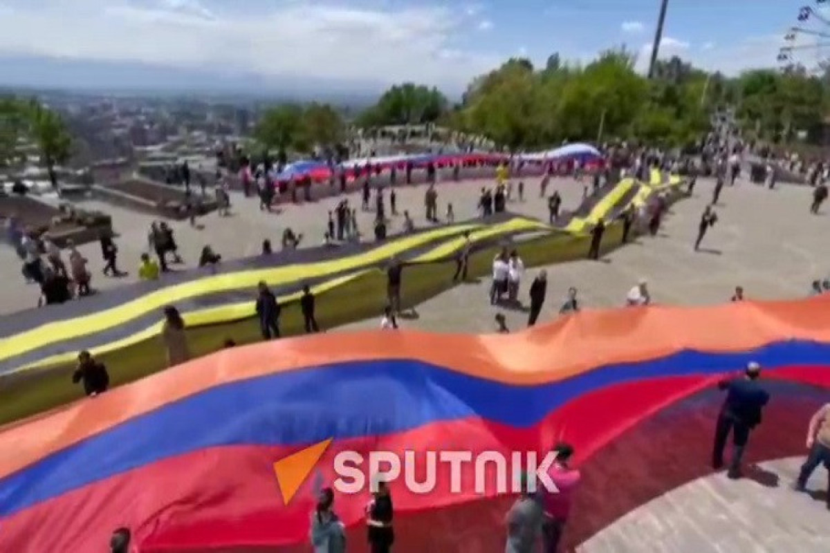 В Ереване из флагов России, Армении и георгиевской ленты соорудили букву Z-ВИДЕО 