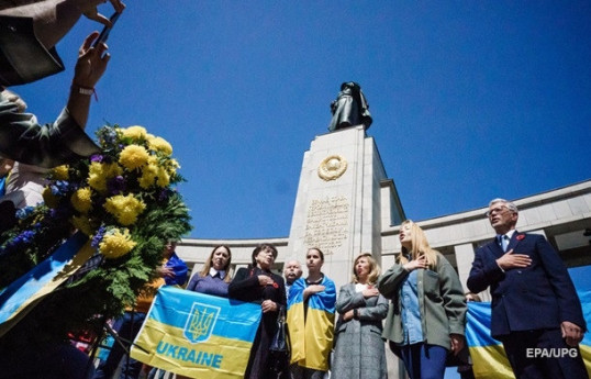 В Берлине полиция задержала мужчину за украинские флажки
