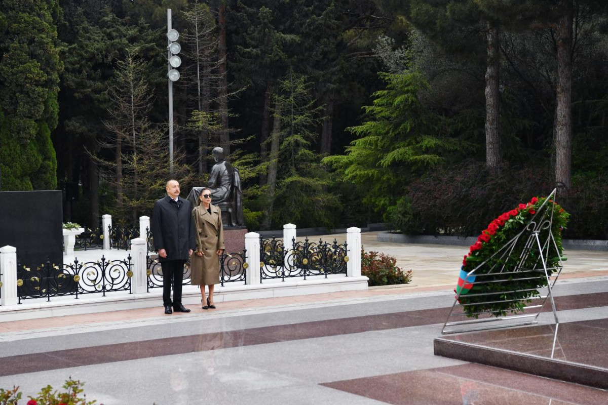 Президент Ильхам Алиев и первая леди Мехрибан Алиева посетили могилу великого лидера Гейдара Алиева-ОБНОВЛЕНО 