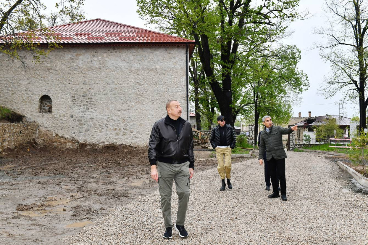 Президент ознакомился с восстановлением комплекса имения Мехмандаровых в Шуше