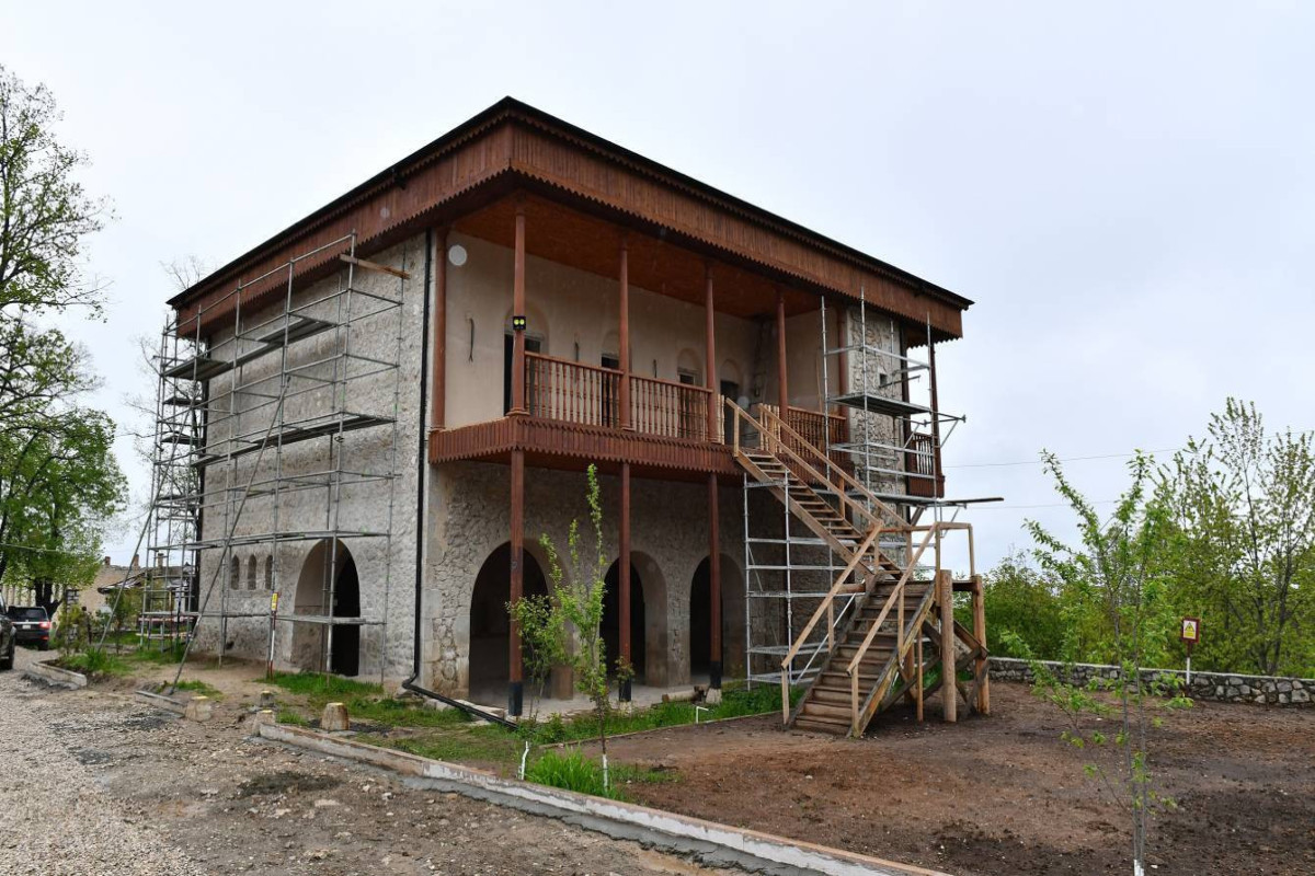 Президент ознакомился с восстановлением комплекса имения Мехмандаровых в Шуше