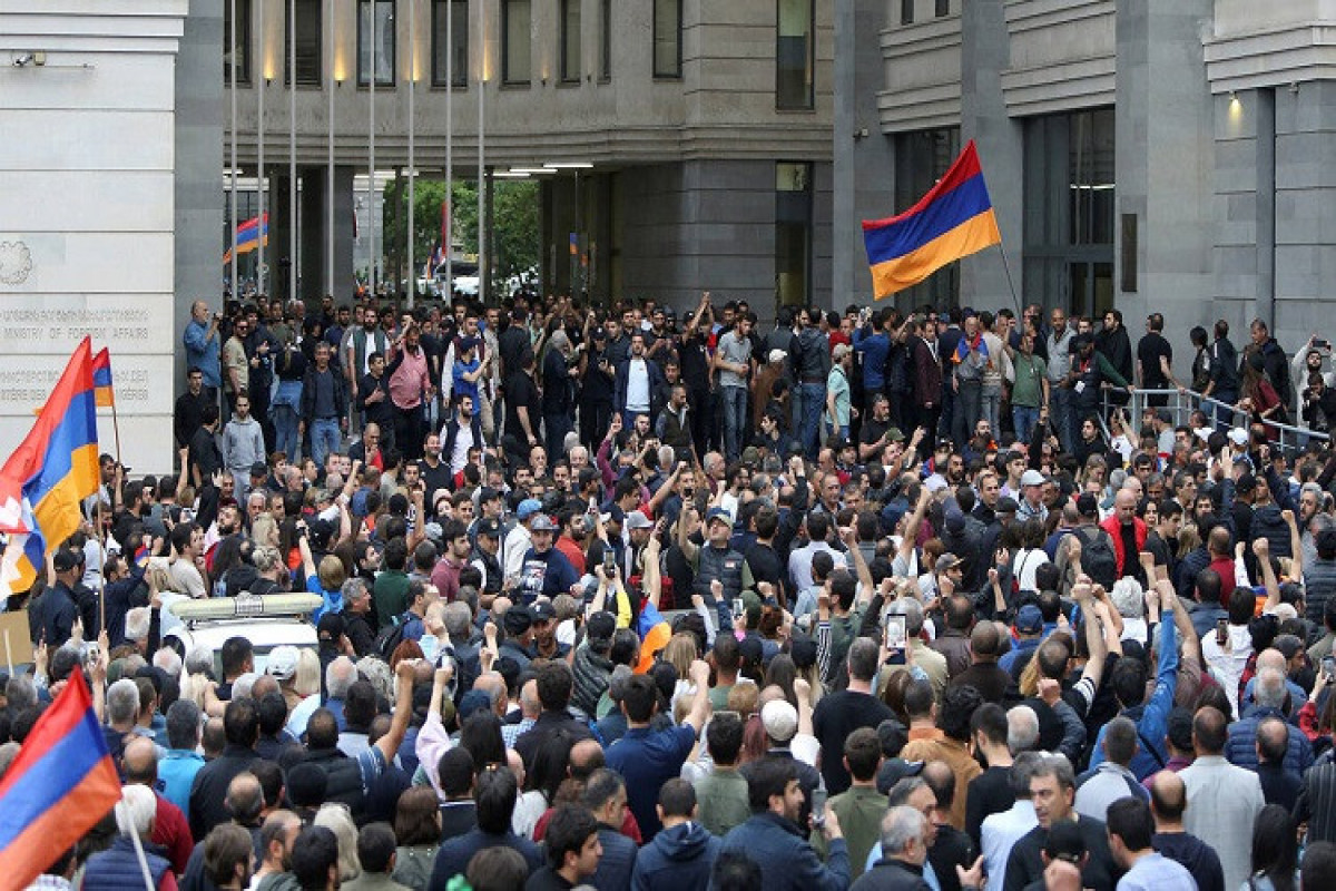 Протестующие начали штурм мэрии столицы Армении-ВИДЕО 