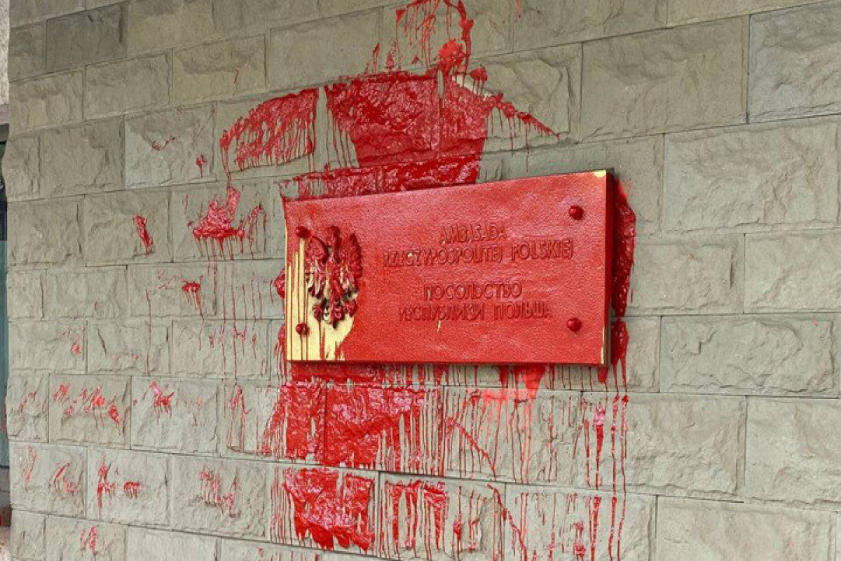 Табличку посольства Польши в Москве облили красной краской-ВИДЕО 