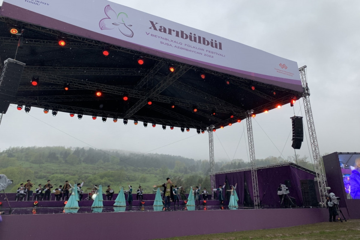 Президент Азербайджана и Первая леди приняли участие на фестивале "Харыбюльбюль" в Шуше -ОБНОВЛЕНО-1 -ФОТО 
