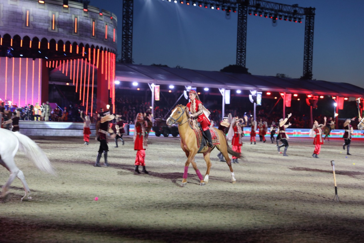 Карабахские скакуны приняли участие в конном шоу в Виндзорском дворце-ВИДЕО 