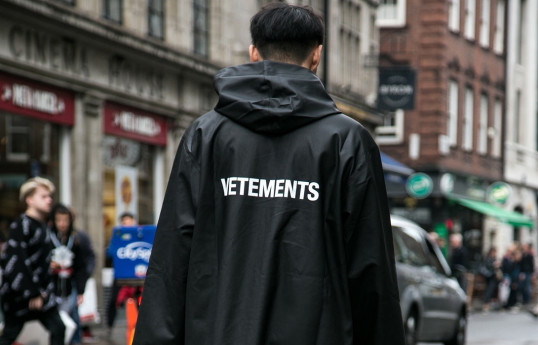В худи Vetements увидели издевку над афганками-ФОТО 