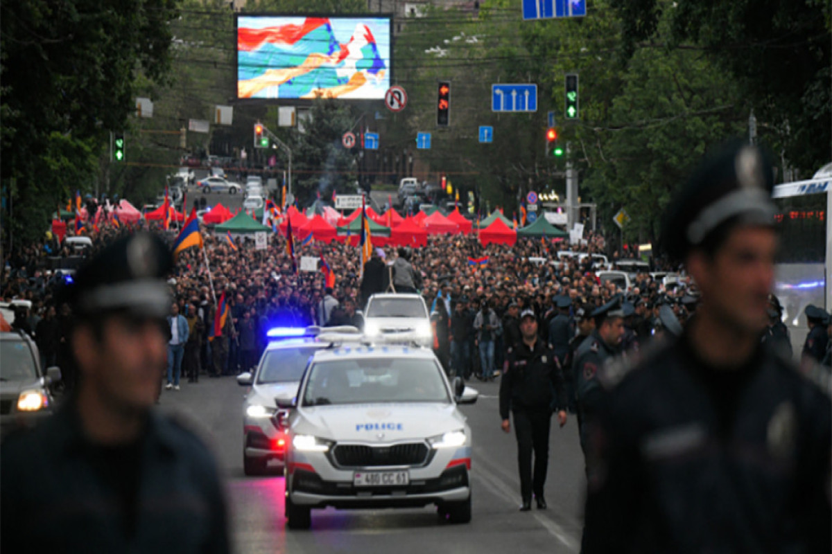 Полиция в Ереване начала задерживать участников оппозиционного автопробега