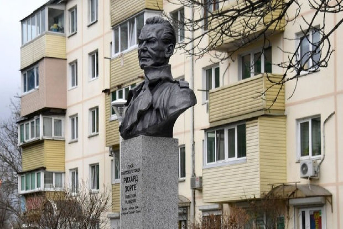 Осквернившей памятник Зорге россиянке грозит до 5 лет тюрьмы