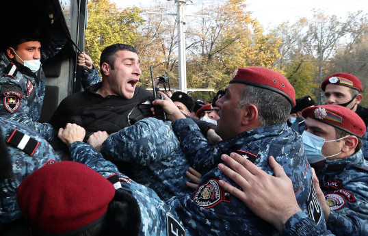 В Ереване полиция начала задерживать протестующих оппозиционеров