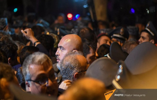 В Ереване полиция задерживает участников протестного движения – сын Кочаряна, бывший депутат в числе задержанных