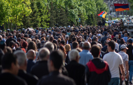 В Ереване противники Пашиняна начали масштабный митинг