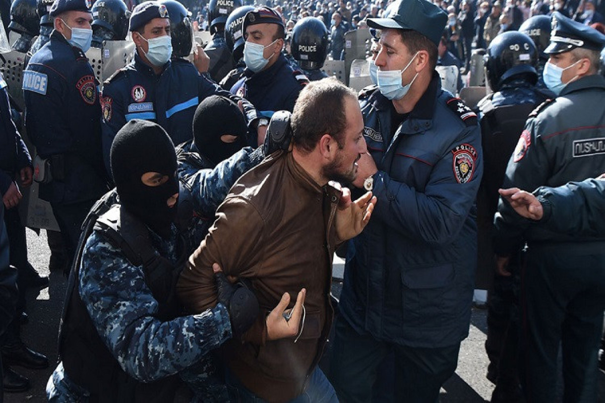 Полиция задержала в Ереване 352 протестующих