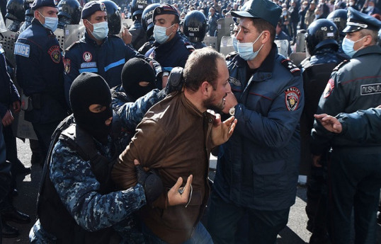 Полиция задержала в Ереване 352 протестующих