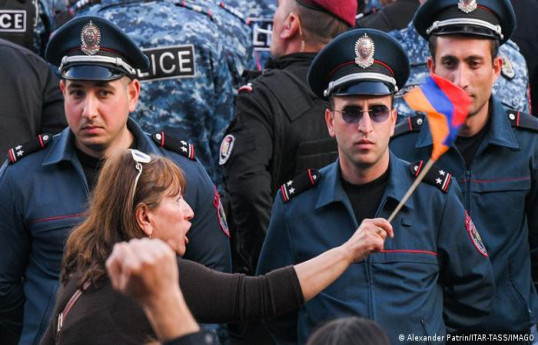 В Ереване произошла стычка между протестующими и полицией