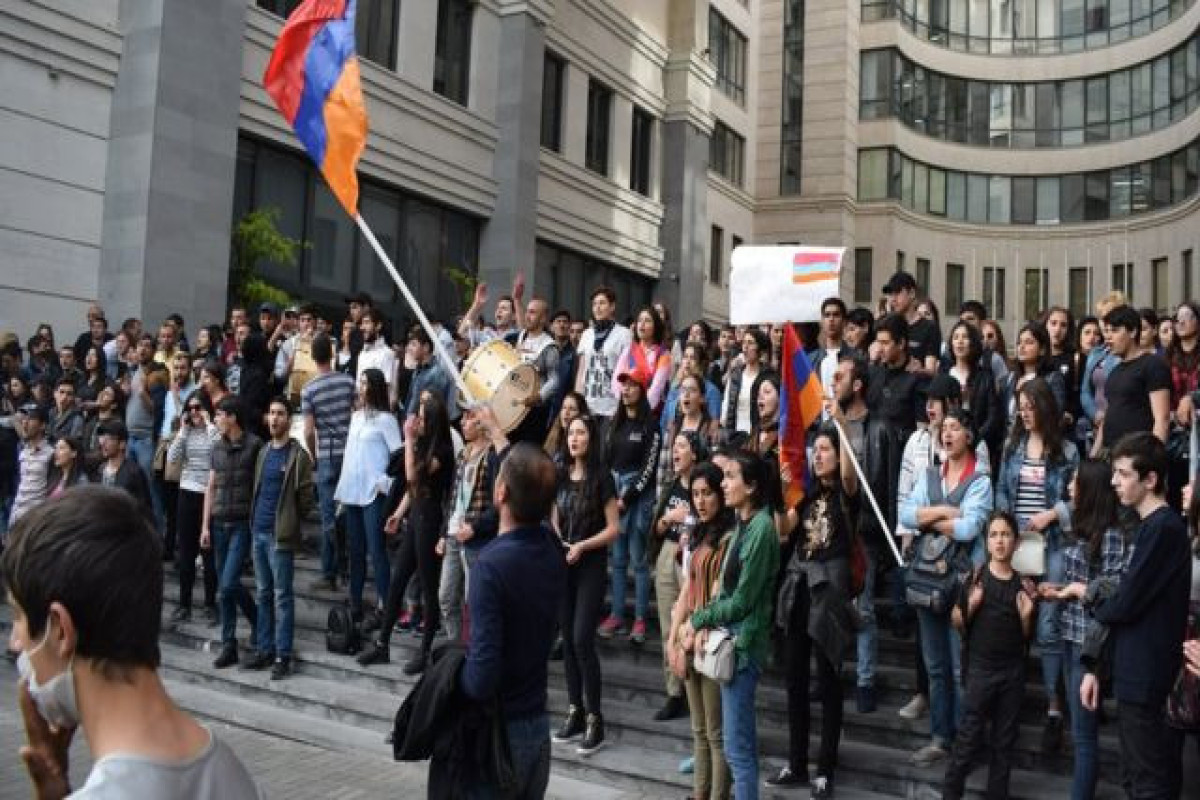 Участники акции протеста в Ереване прорвались в отель, где находился Никол Пашинян 