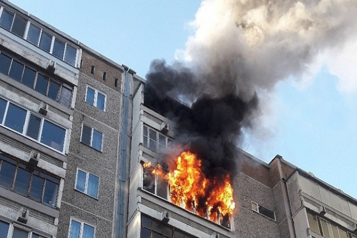 Спасение сотрудниками МЧС пострадавшего при пожаре в Баку попало на-ВИДЕО 
