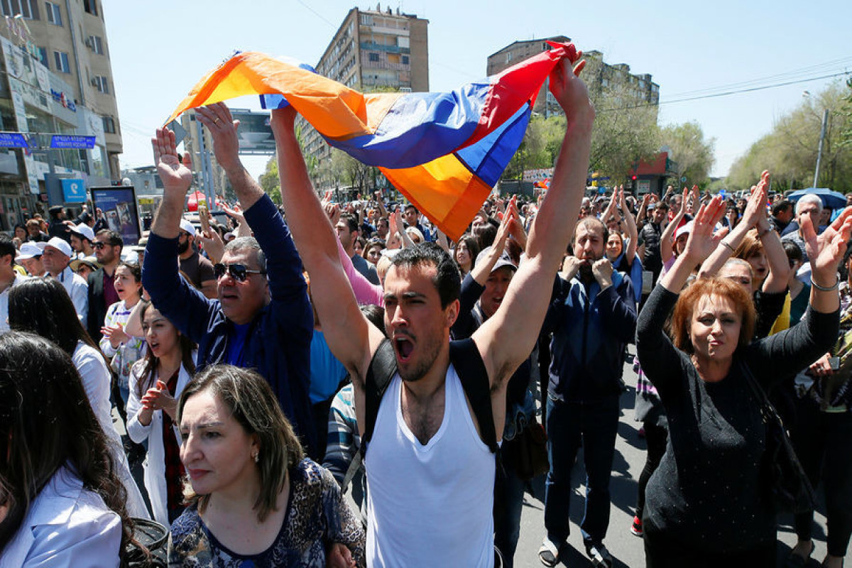 Шествие оппозиции в Ереване дошло до резиденции Пашиняна