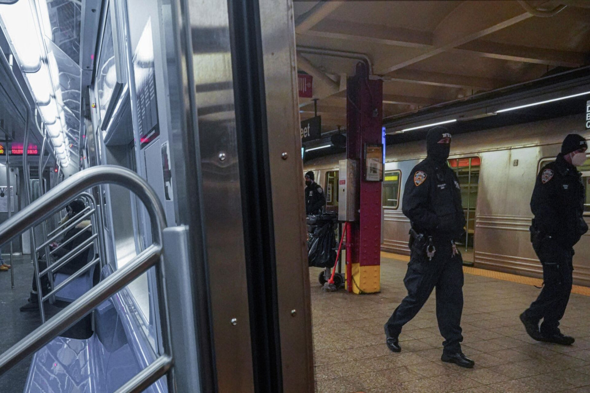 В нью-йоркском метро неизвестный застрелил пассажира