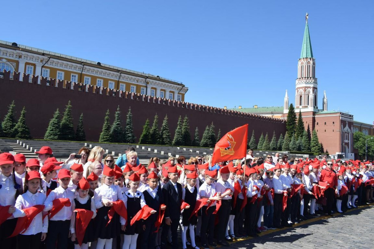В России возрождают пионерию: тысячи школьников прошли обряд посвящения-ВИДЕО 