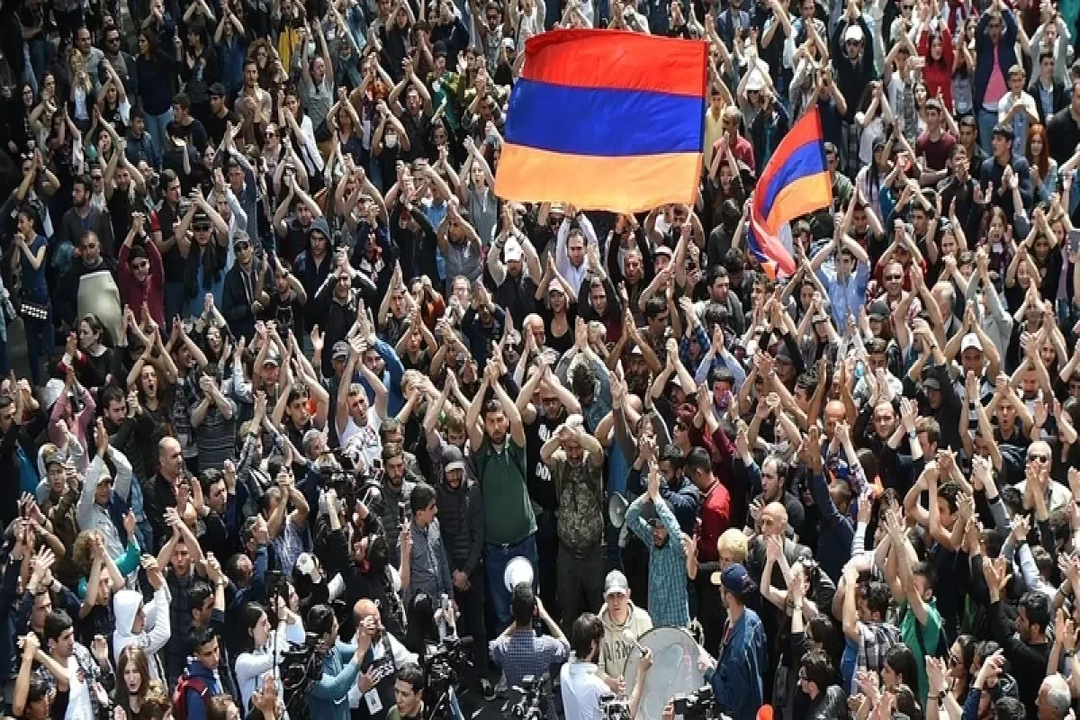 В Ереване оппозиционеры заблокировали здание МИД