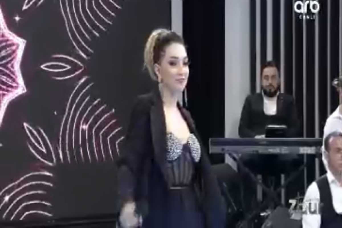 Глубокое декольте азербайджанской певицы сорвало прямой эфир-ВИДЕО 