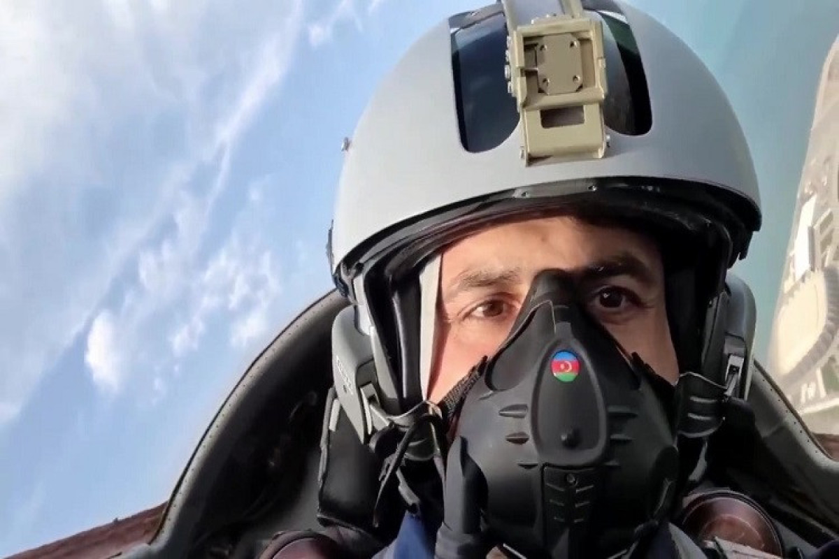 Сельджук Байрактар совершил полет на истребителе в небе над Баку -ВИДЕО 