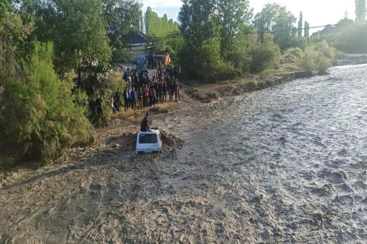 В Хачмазе спасли водителя, попавшего под селевой поток -ФОТО -ВИДЕО 