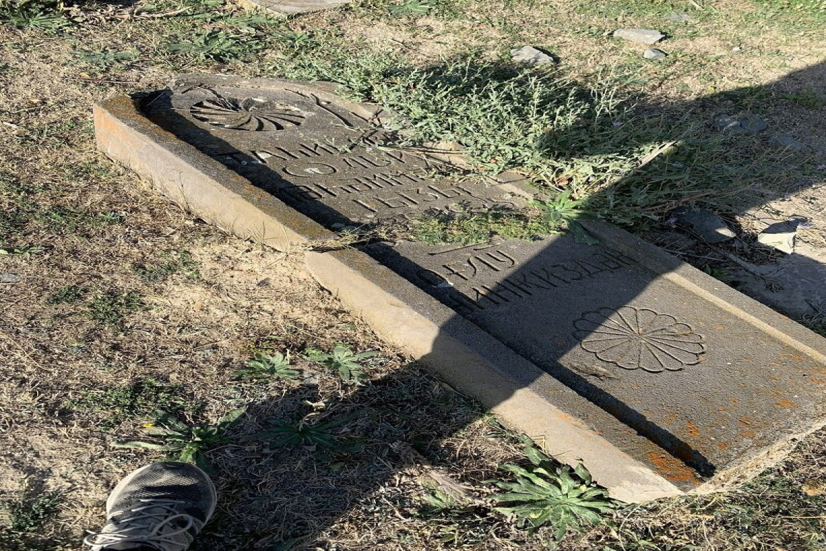 Опубликована фотография оскверненной в Армении могилы отца азербайджанского депутата-ФОТО 
