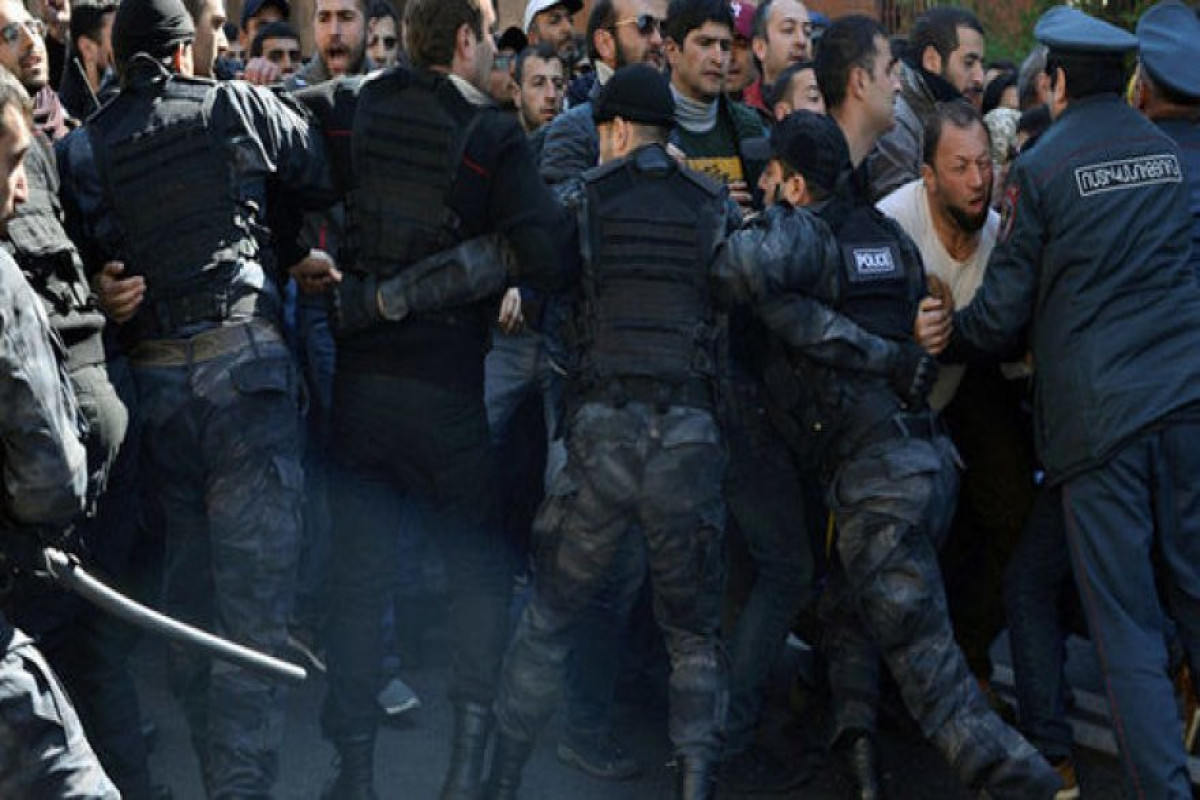 Митингующие в Ереване прорвали оцепление полиции у здания правительства