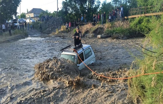 В Хачмазе спасли водителя, попавшего под селевой поток -ФОТО -ВИДЕО 