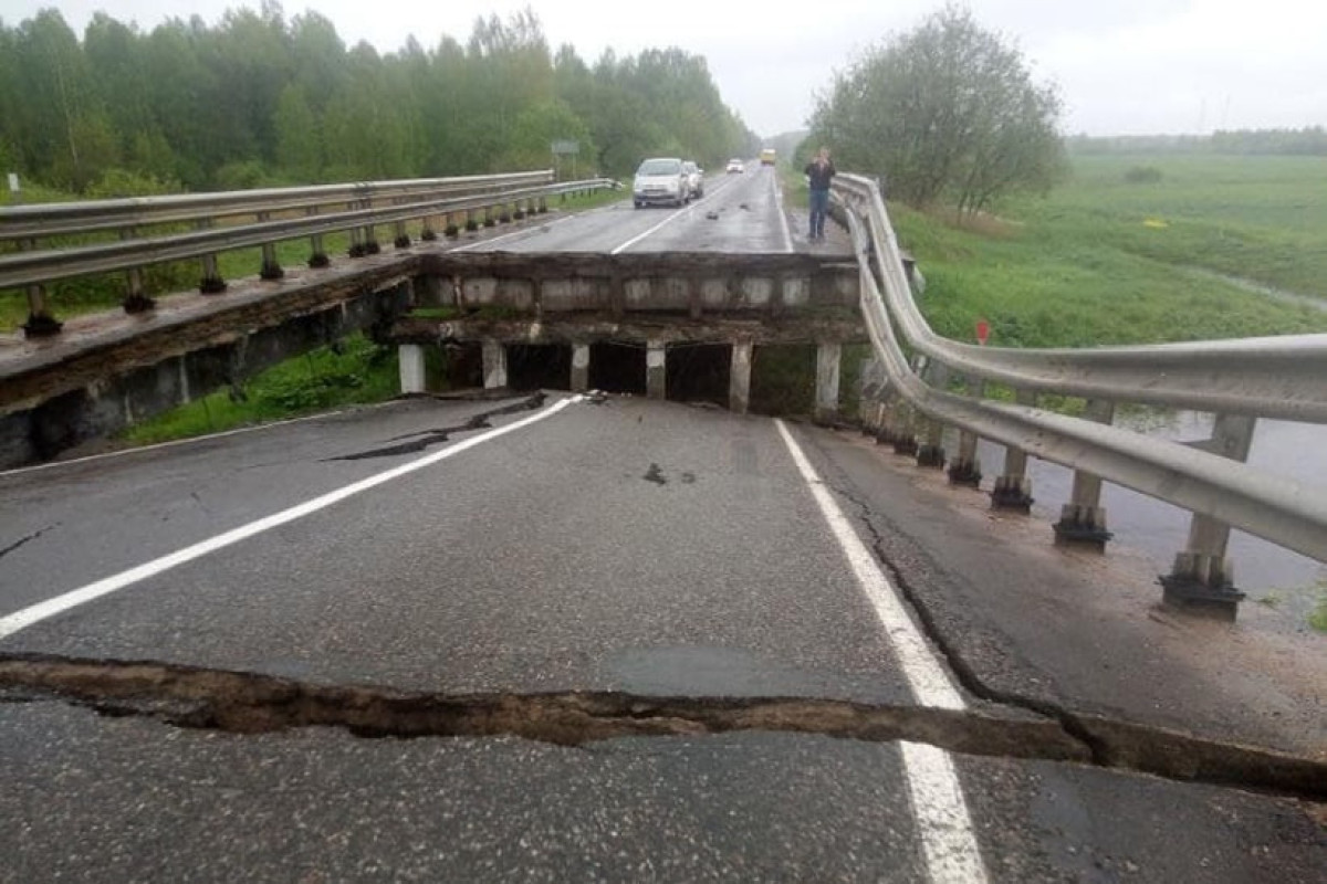 В России обрушился пешеходный мост, есть пострадавшие