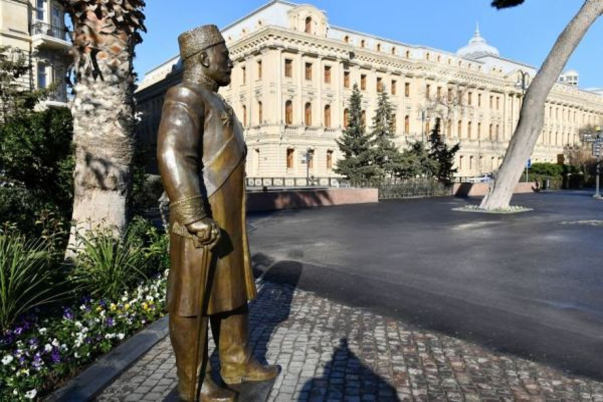 В Баку вынесен приговор лицам, осквернившим памятник Тагиеву