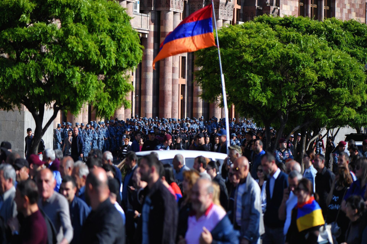 Странности армянской оппозиции: Премьера, получившего от народа мандат, обвиняют в нелегитимности 