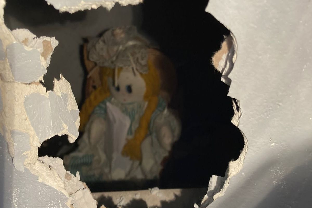 Житель Ливерпуля нашел в доме жуткую куклу с запиской об убийстве-ФОТО 