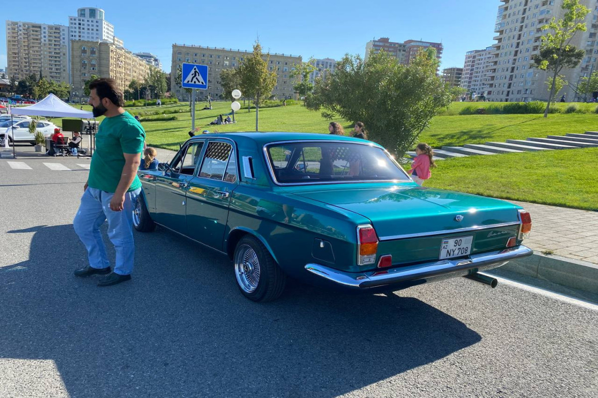 В Баку прошла выставка ретро автомобилей--ФОТО 