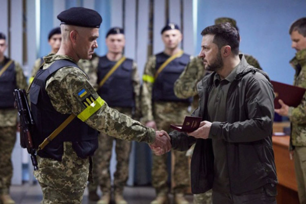 Зеленский совершил поездку в Харьков и наградил военнослужащих