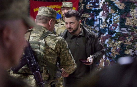 Зеленский совершил поездку в Харьков и наградил военнослужащих