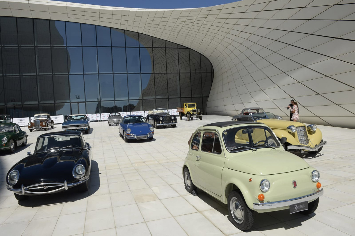 Центральные улицы Баку украсили классические автомобили -ФОТО 
