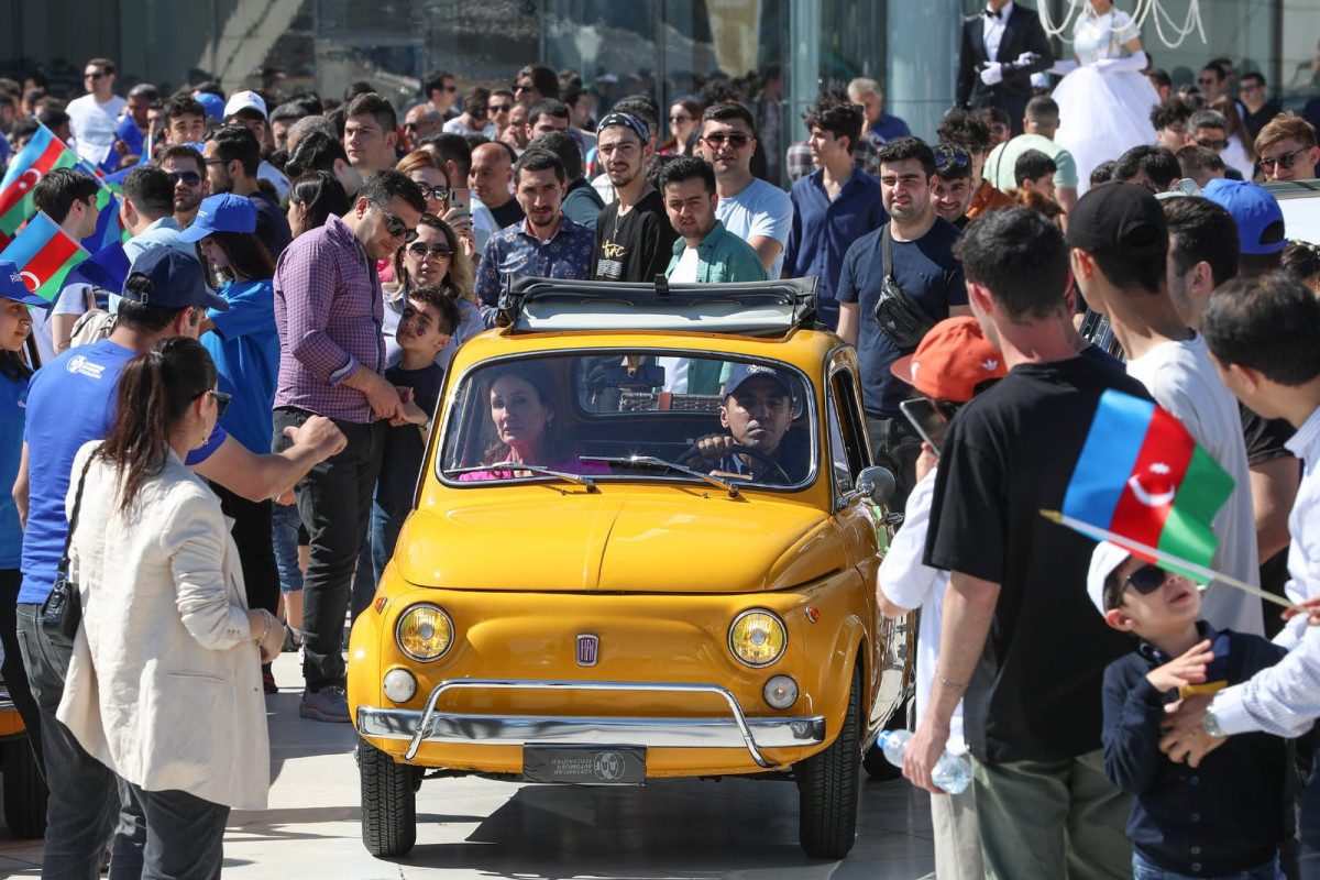 Центральные улицы Баку украсили классические автомобили -ФОТО 