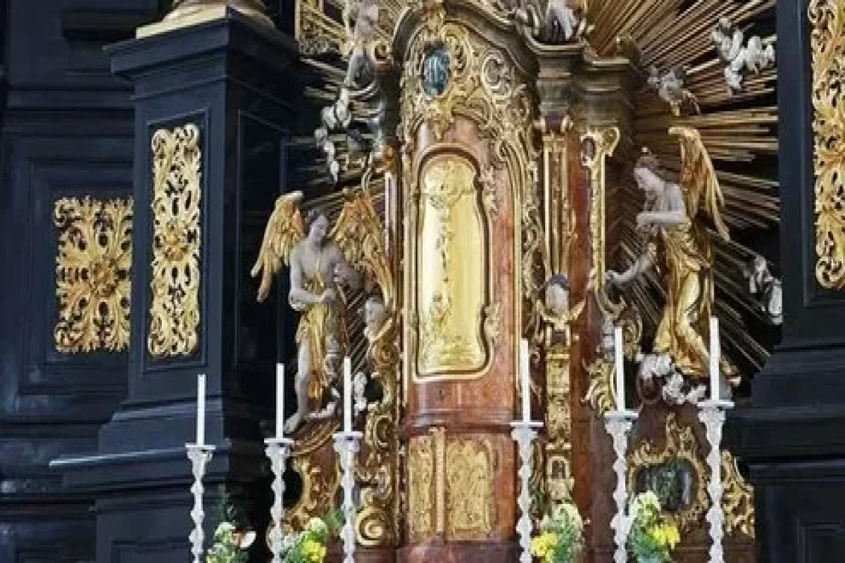 Полиция в Нью-Йорке сообщила о краже из католического храма дарохранительницы за $2 млн