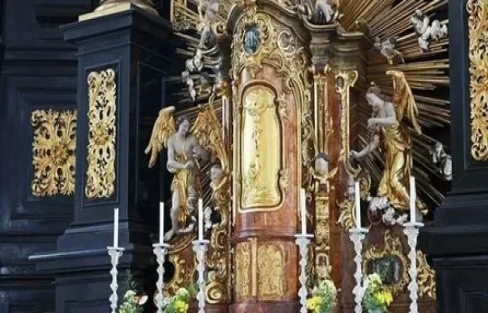 Полиция в Нью-Йорке сообщила о краже из католического храма дарохранительницы за $2 млн