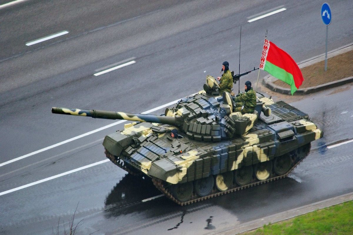 В Беларуси снимают с хранения танки и БМП