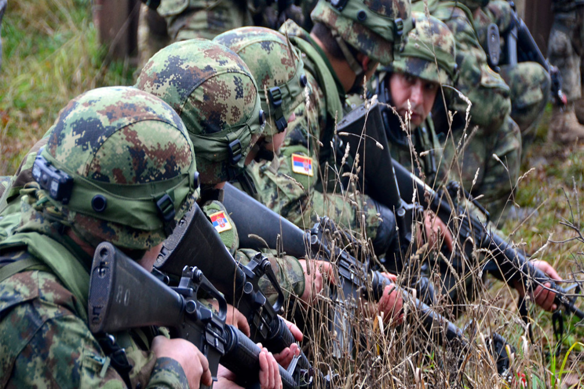 Сербия привела армию в боеготовность из-за угрозы обострения в Косово